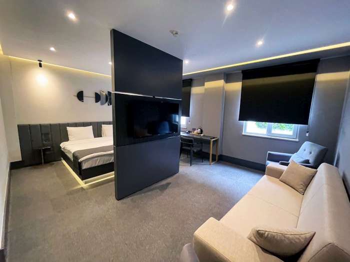 Mellday Hotel King Suite: bed and television unit