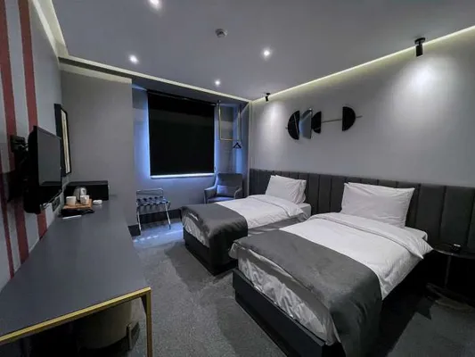 Twin bed layout in the Standard Room