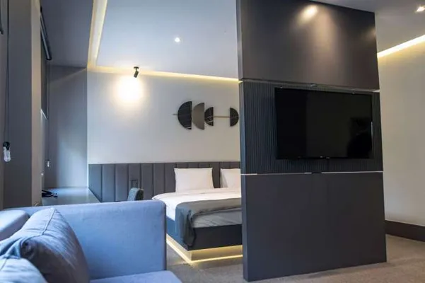 King Suite headboard and television