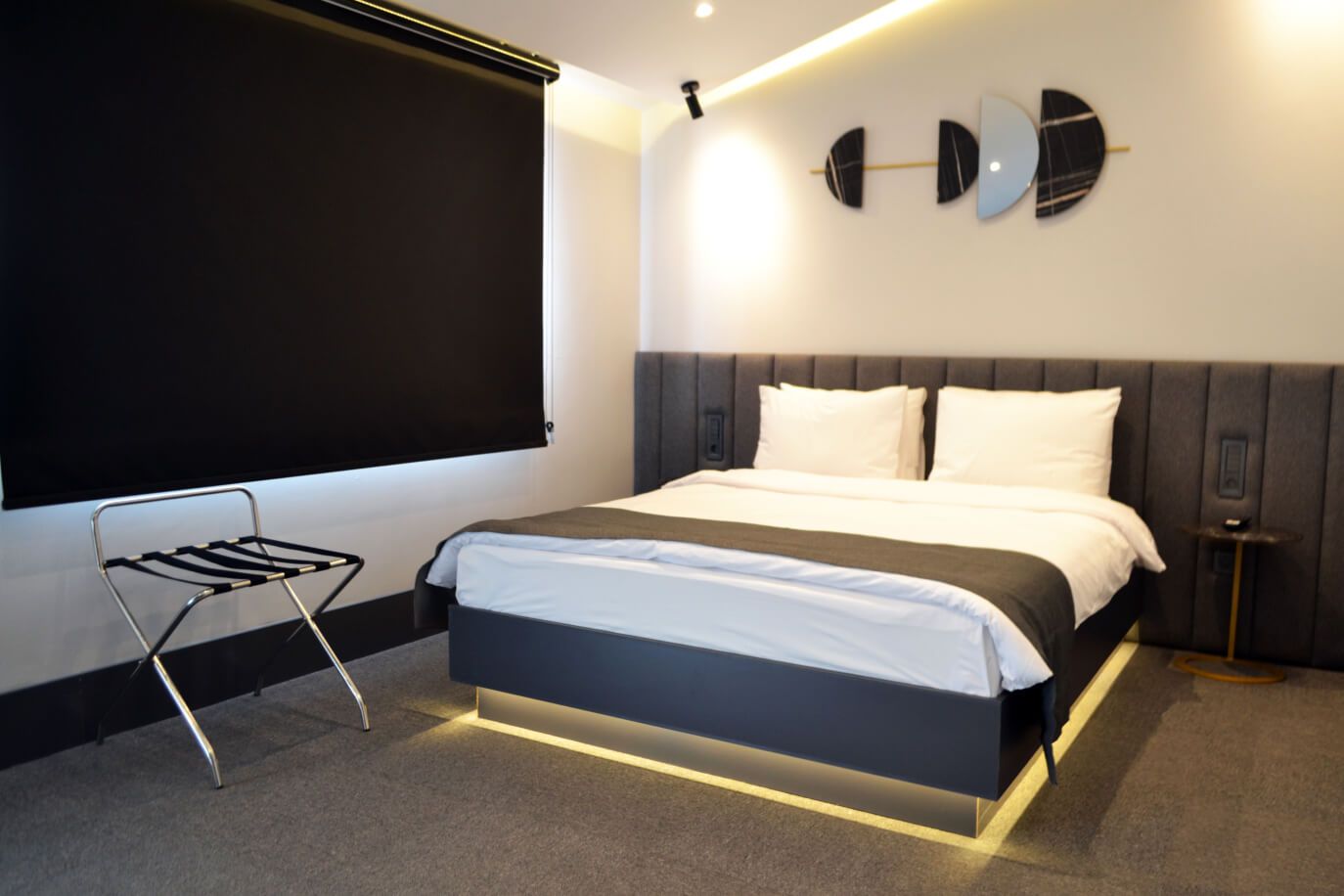 Mellday Hotel Terrace Room: bed and curtain