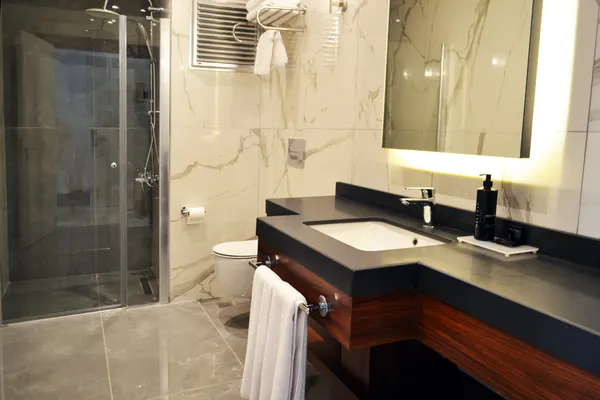 Terrace Room bathroom: shower cabin, washbasin and mirror
