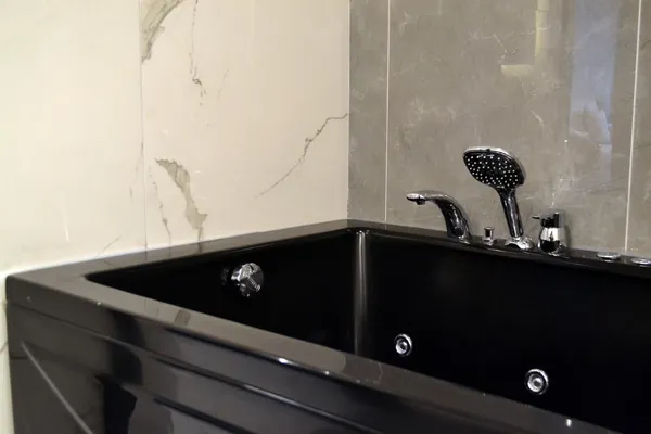 King Suite jacuzzi and hand shower