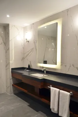 King Suite bathroom: washbasin and lighted mirror