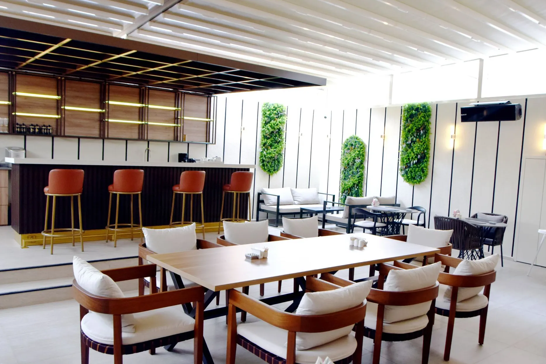 Dining table and bar in the Mellday Hotel restaurant