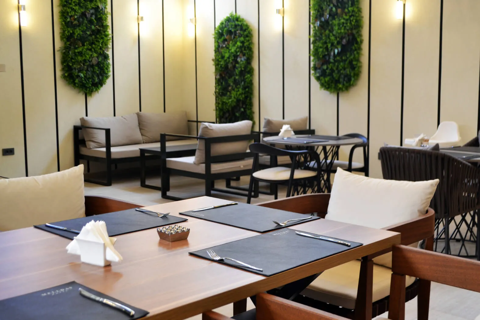 Tables and seating groups in the restaurant