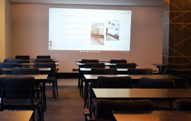 Large Meeting Room: projection screen and tables