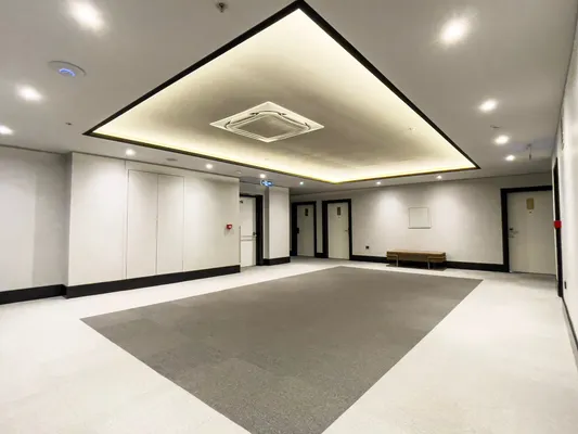 Wide corridor on the entrance floor of Mellday Hotel