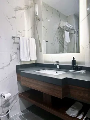 Washbasin and towels in the Family Room bathroom