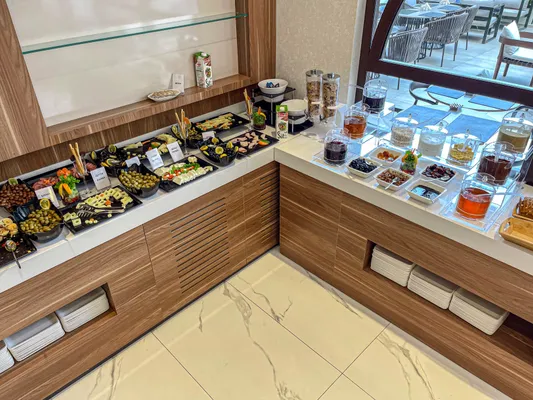Buffet breakfast counter